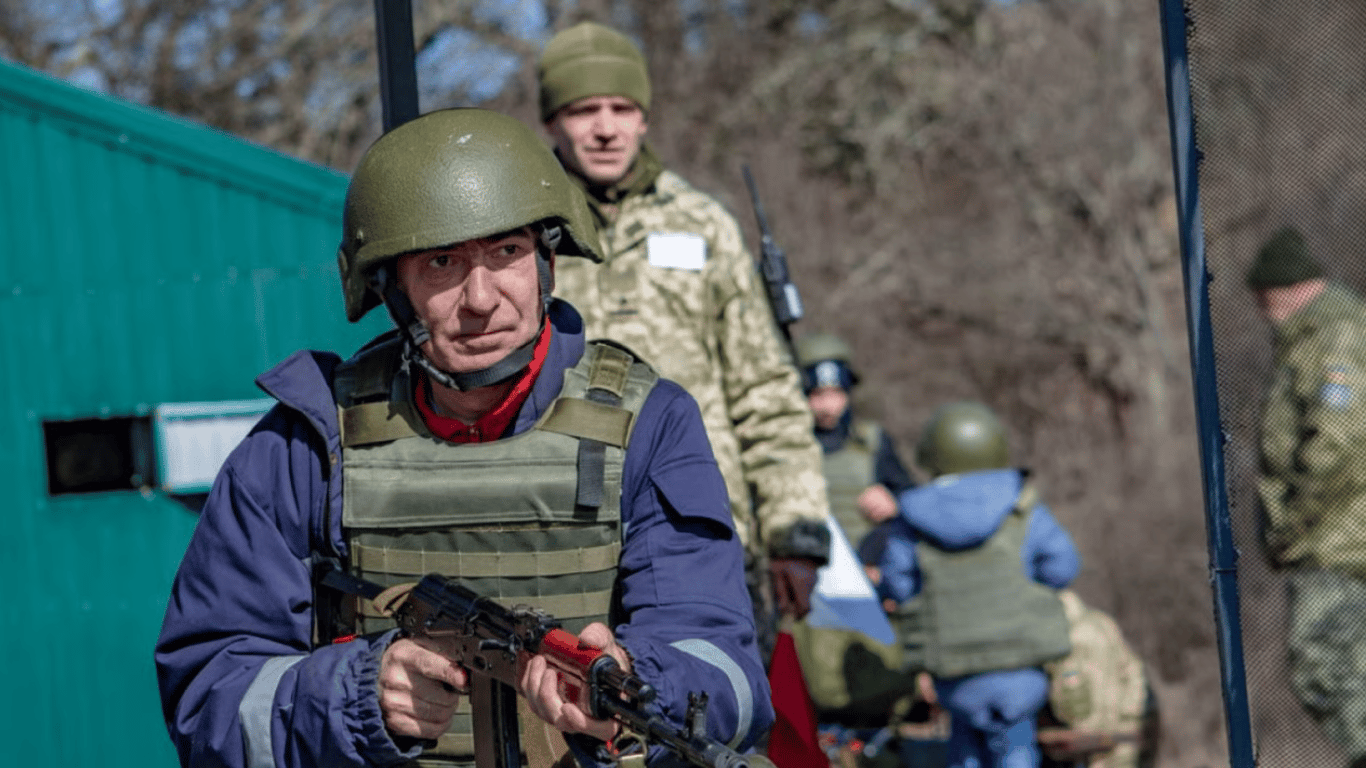 Українець отримує повістку в резервісти