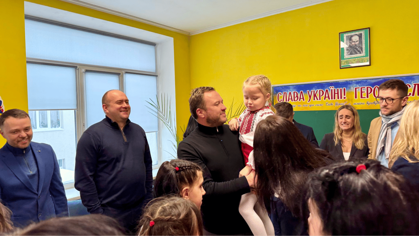 Estonian Foreign Minister Witnesses Ukraine's Resilience Amidst Darkness and Peril