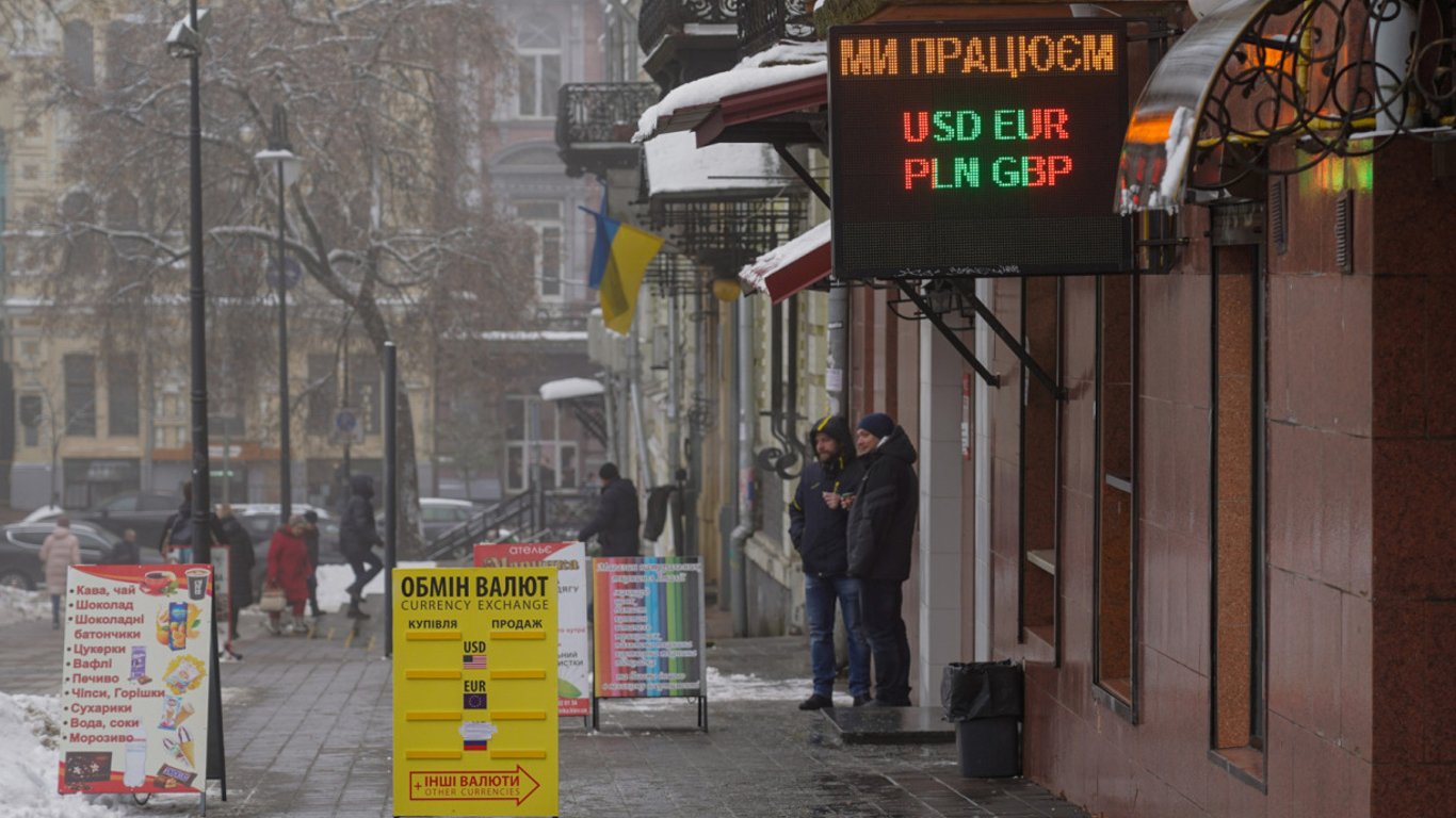 Курс доллара преодолел отметку в 43 гривны: аналитики ожидают 45 гривен к концу 2026 года