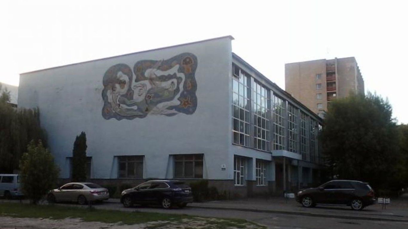 Бассейн комплекса покрылся льдом