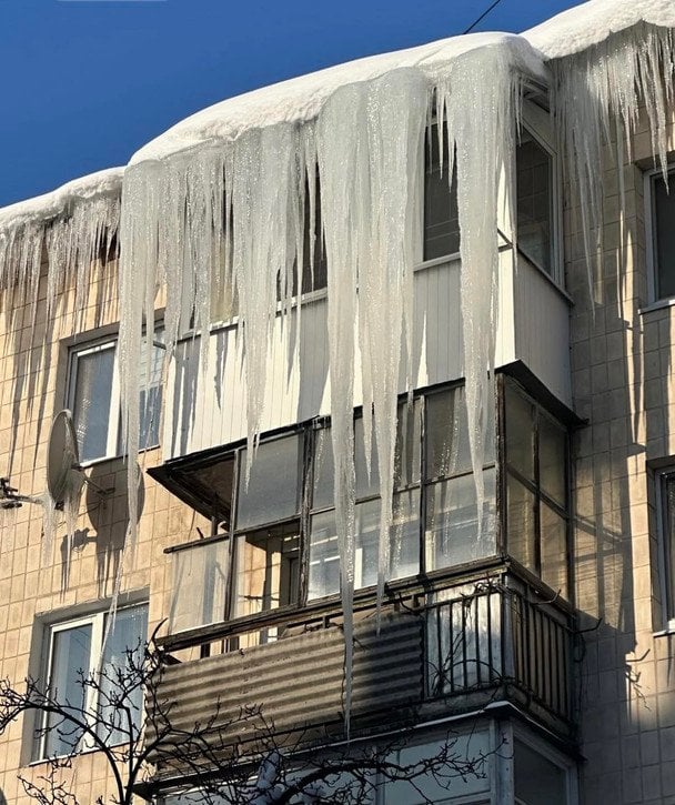 Жительница Тернополя не пускает рабочих для удаления сосульки, создавая угрозу для людей