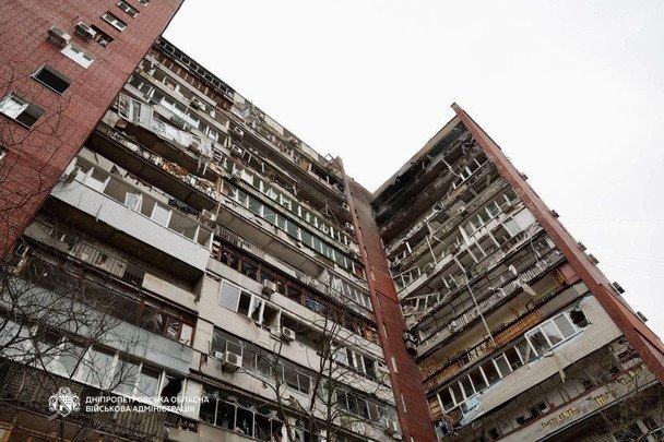 Пошкоджена багатоповерхівка після атаки