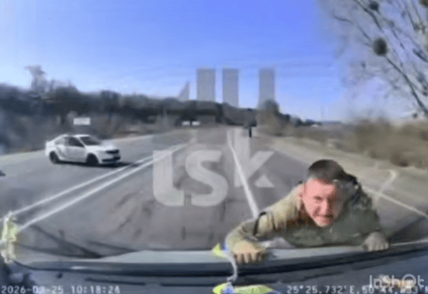 Військовий на капоті авто