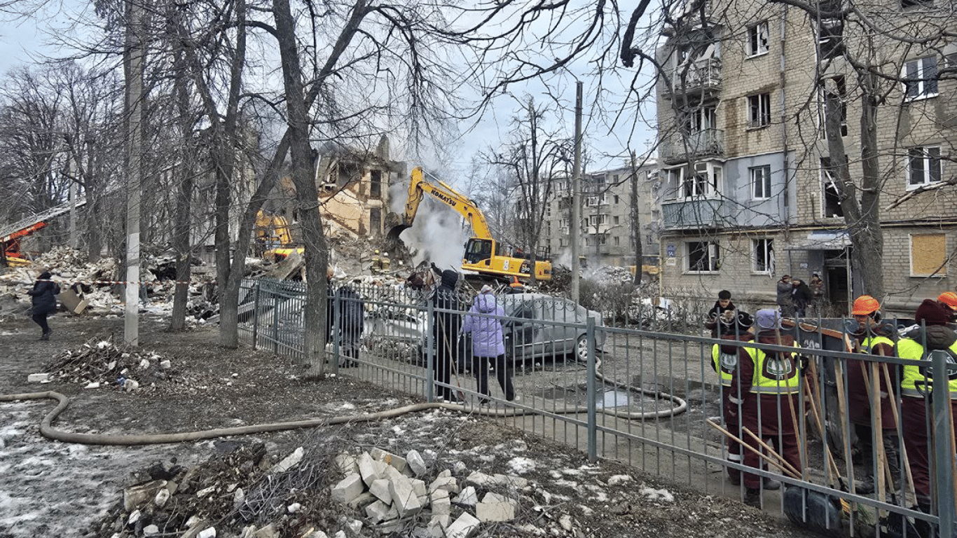 Зруйнована багатоповерхівка в Харкові