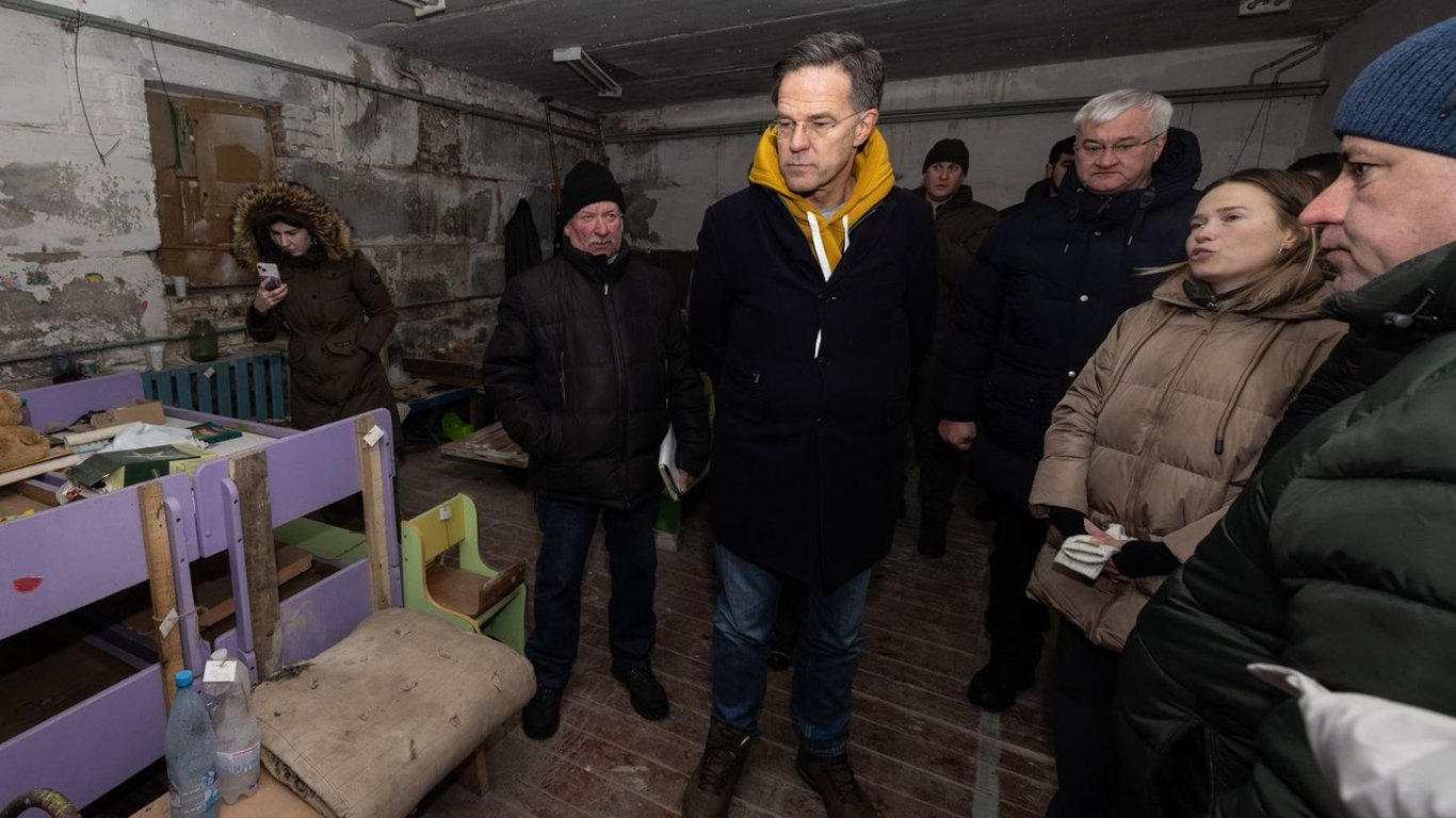 Szef NATO Mark Rutte wizytuje okupowane przez Rosjan wieś na Czernihowszczyźnie