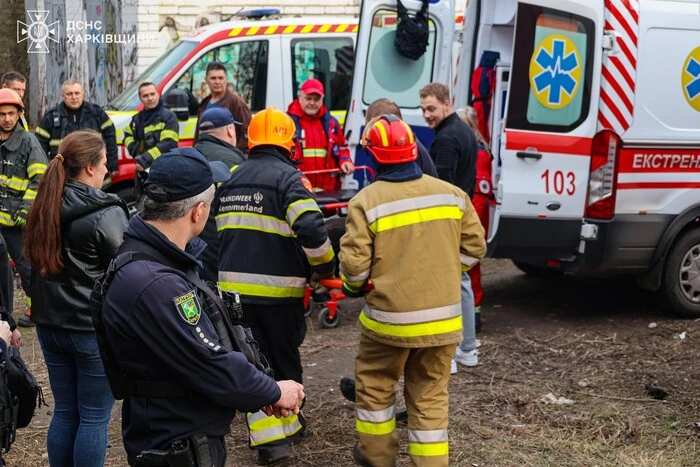 In Charkiw haben Retter fünf Stunden lang einen Mann befreit, der in einem Rohr steckte