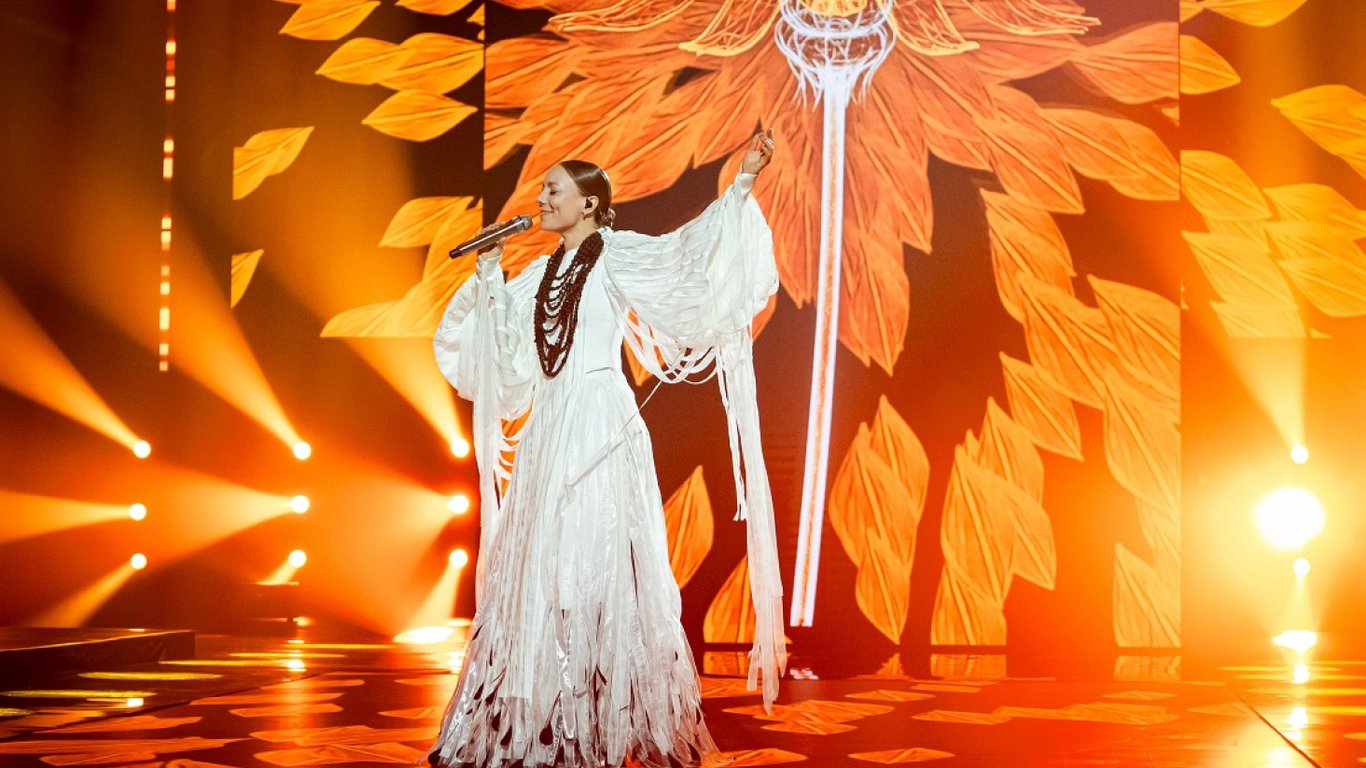 Two singers LELÉKA and LELEK on stage
