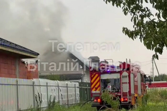 В Ужгороді будинок спалахнув після удару блискавки (відео)