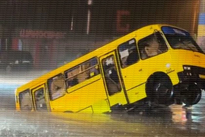 Odesa: minibus nr 127 wpadł w zapadlisko podczas deszczu
