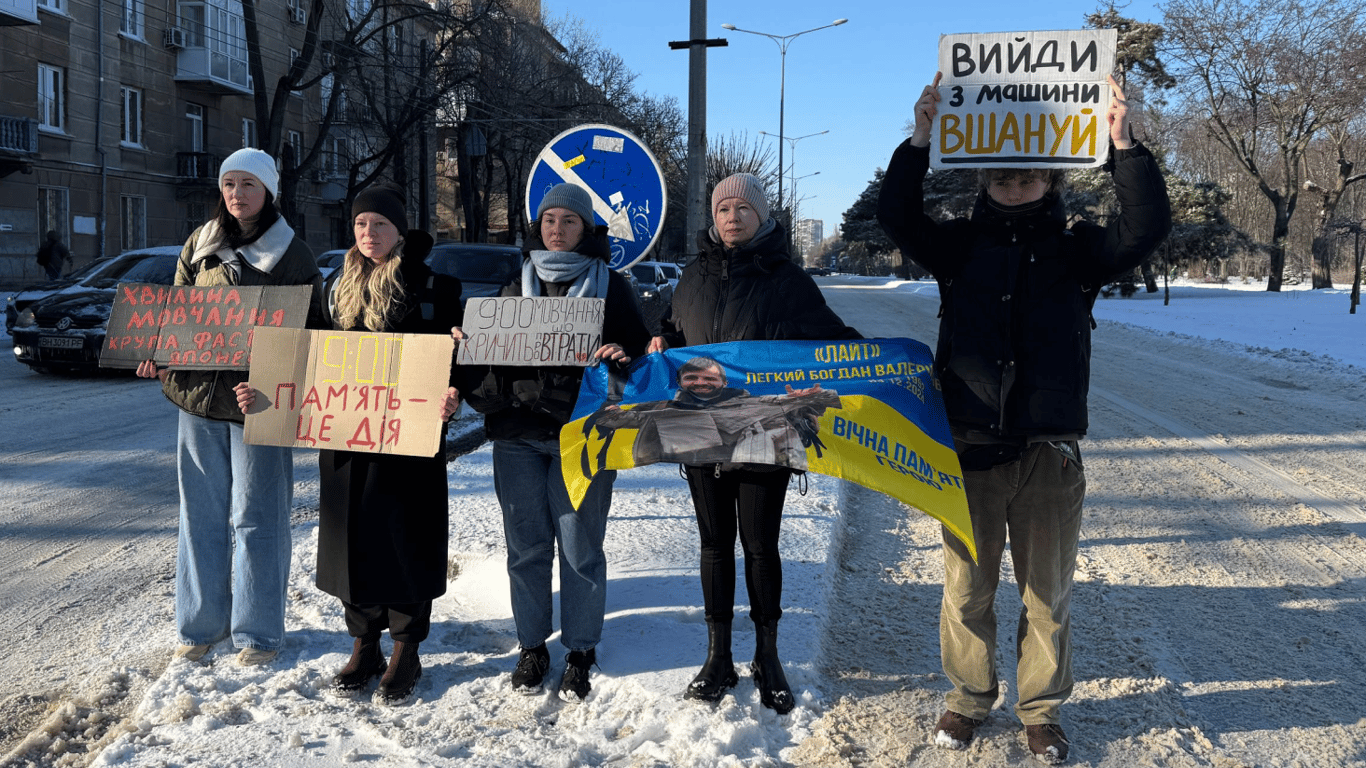 Odeska chwila ciszy: upamiętnienie ofiar wojny w rocznicę aneksji Krymu