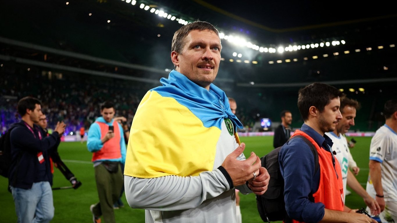 Олександр Усик з чемпіонськими поясами