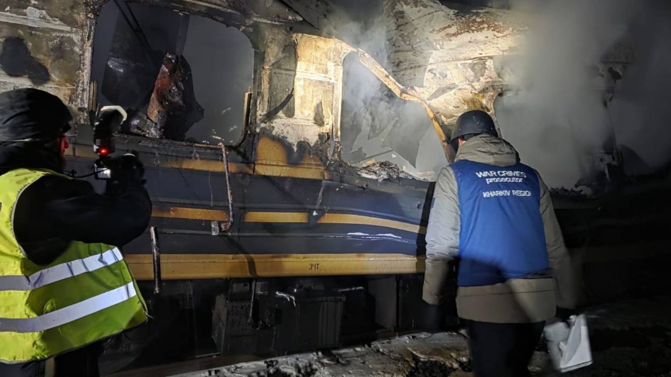 Три человека погибли при ударе дронов по пассажирскому составу в Харьковской области