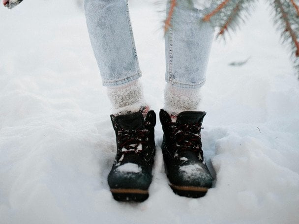 Mróz -20°C: jak ocieplić każde obuwie jednym kawałkiem folii