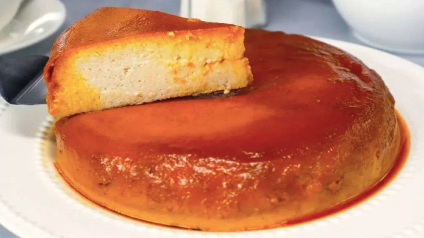 Deser z czterech składników: bananowe sufletowe ciasto bez piekarnika
