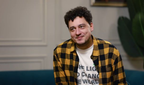 Синельников продал долю шоу