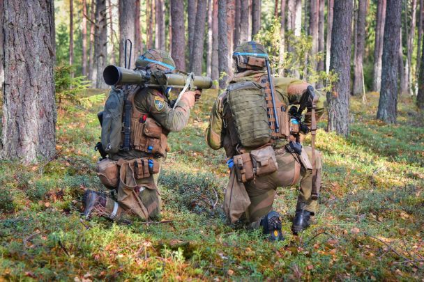 Раненый бельгийский военный на учениях НАТО
