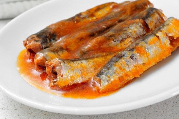 Prosty przepis na pyszną potrawę: śledzie w sosie pomidorowym z serem
