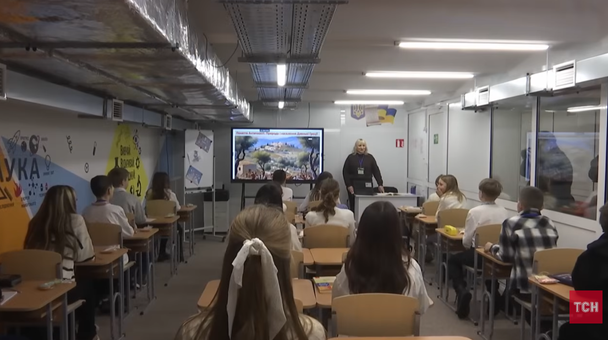 Діти навчаються в підземній школі