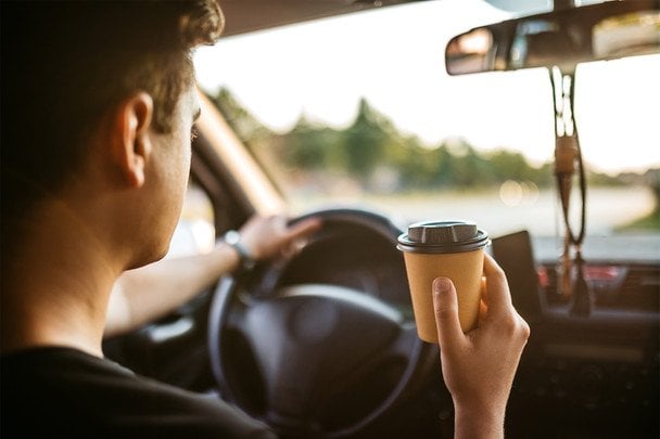 Kierowco, uważaj na kawę! Dlaczego napój za kierownicą nie zwalcza zmęczenia?
