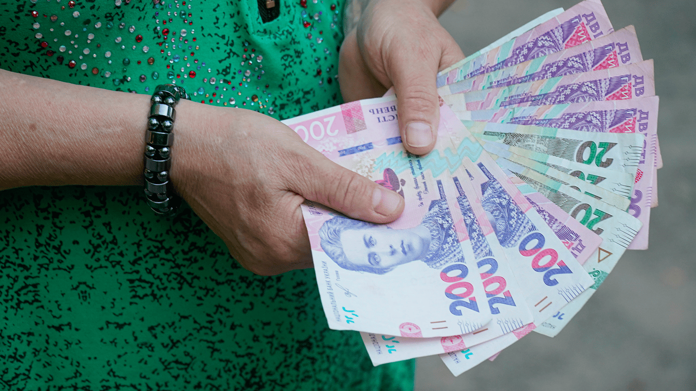 Пенсии выросли, надбавки заморожены