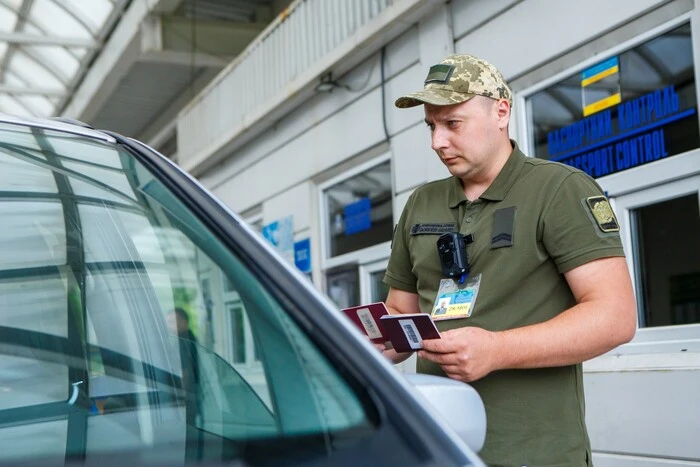 Мужчинам 18-22 лет для выезда за границу теперь обязателен военный документ