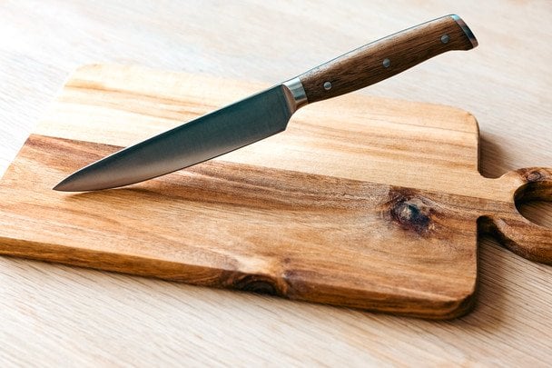 Spada nóż na podłogę: co naprawdę oznacza ten ludowy znak