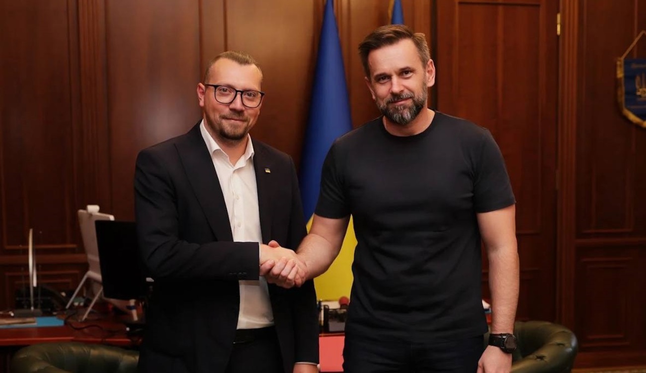 Новий міністр України на фоні будівлі