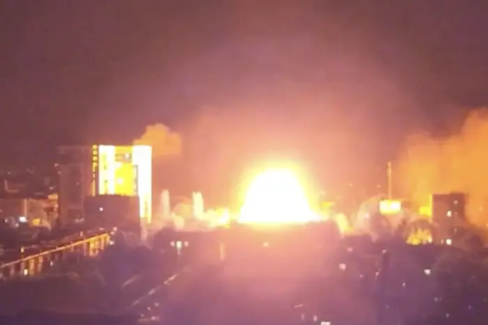 Der Bürgermeister von Charkiw zeigte, wie die Besatzer nachts mit Drohnen auf Wohnhäuser zielten (Video)