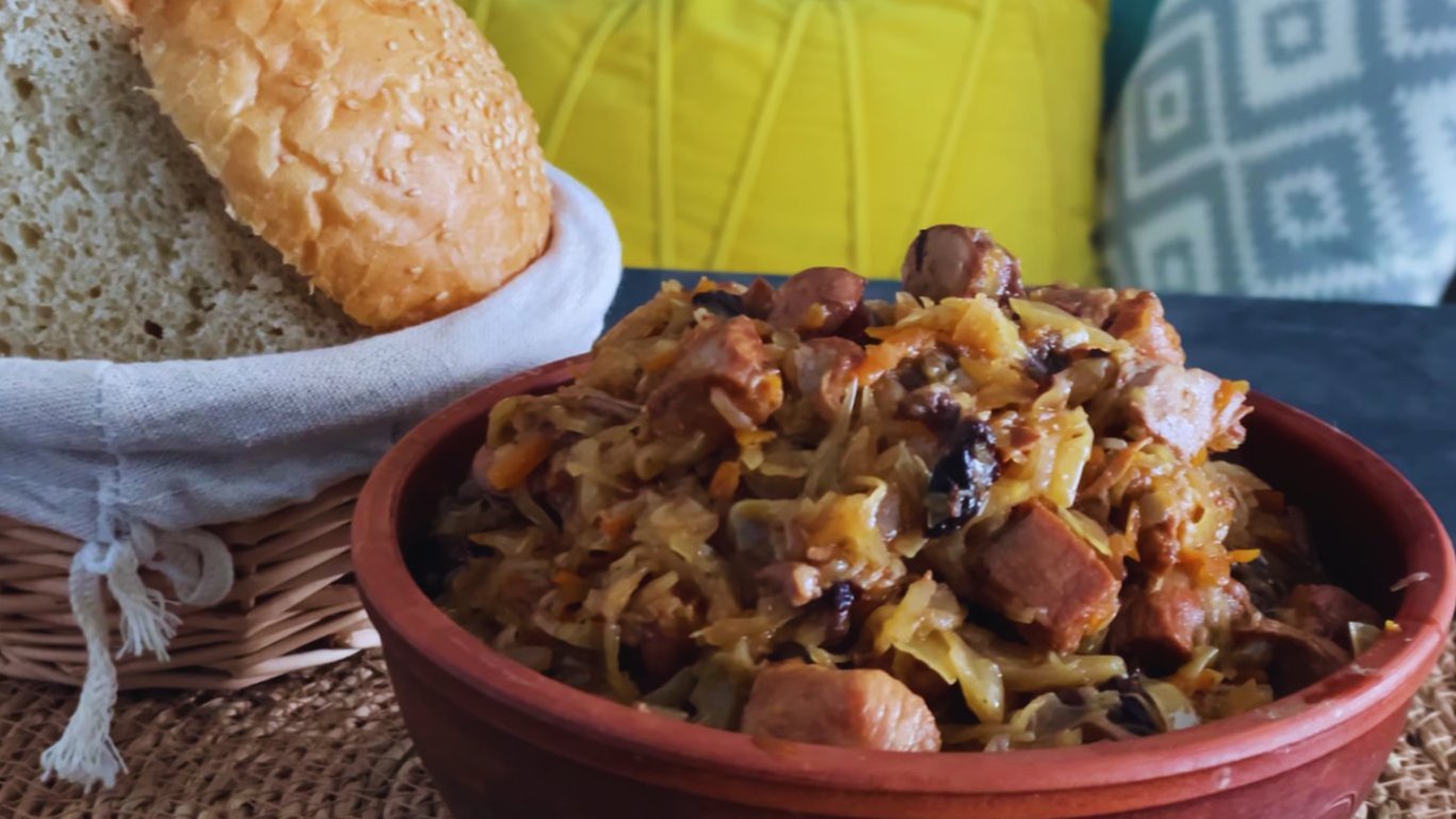 Tradycyjny bigos: jak go przyrządzić z kapustą kiszoną, świeżą, mięsem i wędlinami