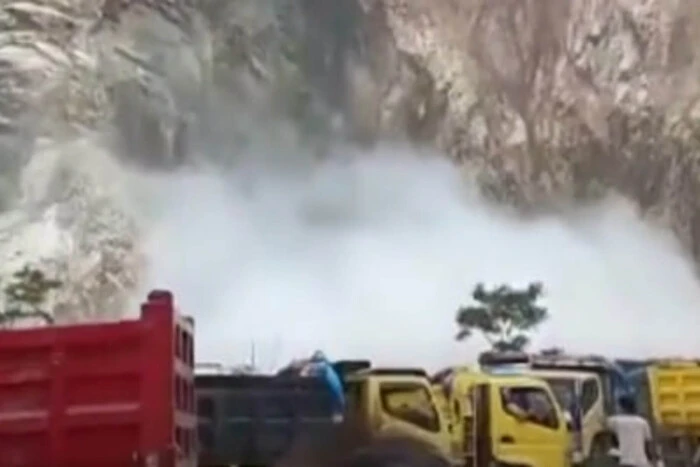 Collapse at the quarry in Indonesia: at least 10 dead