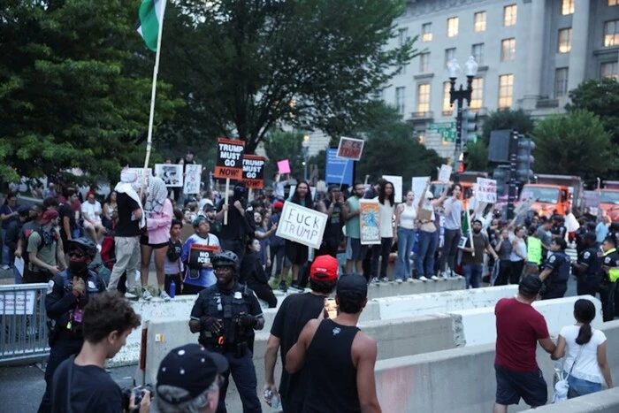 A Clash Occurred in Washington Between Protesters and Supporters of the Authorities After the Parade