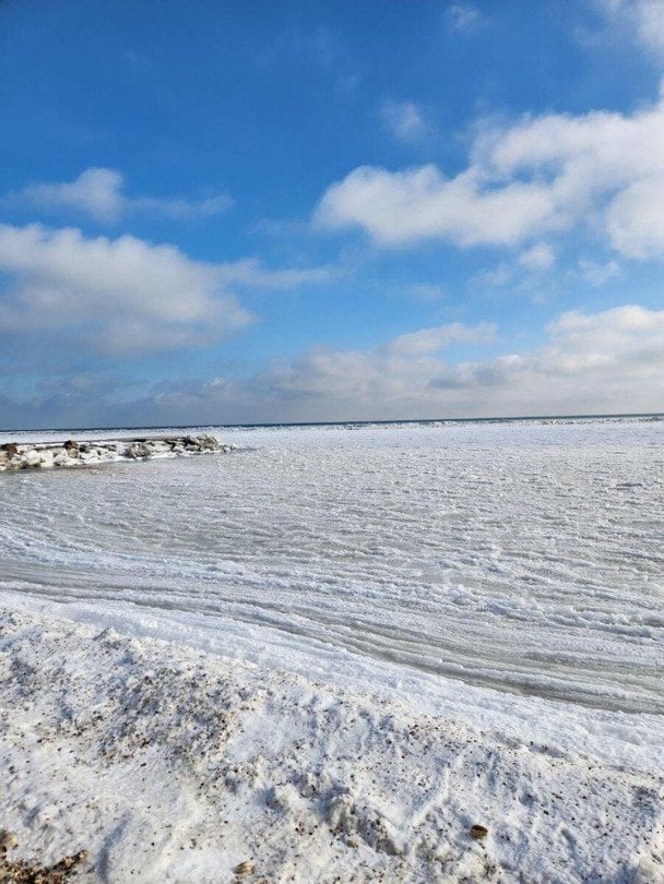 Азовское море покрывается льдом