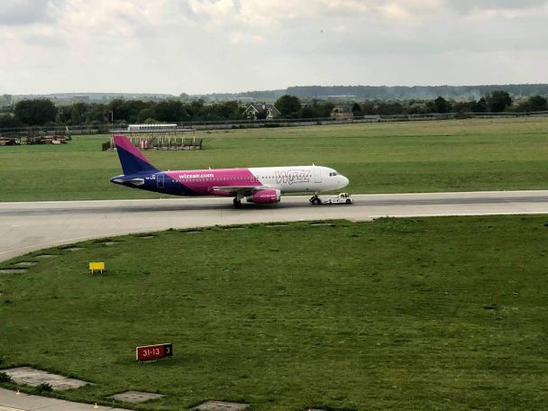 Самолеты Wizz Air и Ryanair в небе
