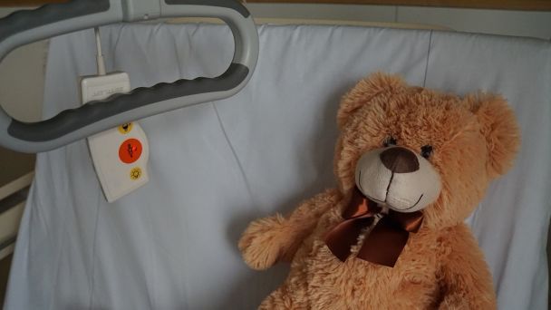 Chirurdzy z Dniepru oskarżeni o operację zdrowej ręki dziecka