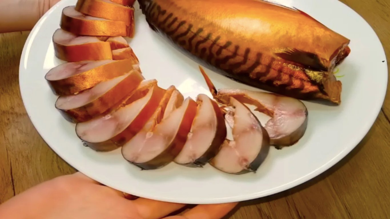 Makrela wędzona bez wędzarni: przepis na aromatyczną rybę w 3 dni