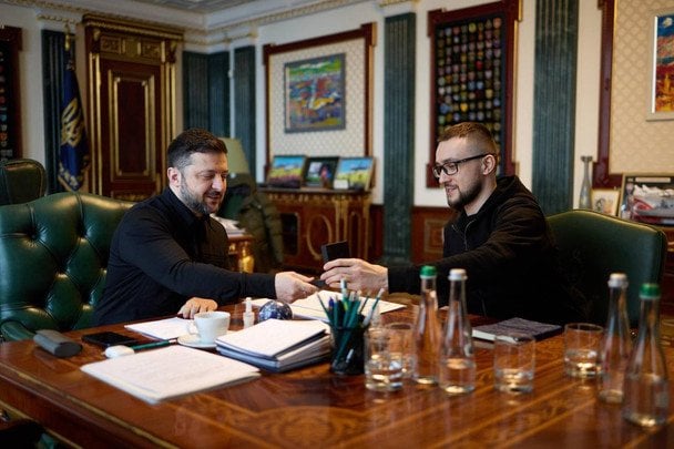 Präsident Zełenskyj berät mit Aktivist Sternenko über Unterstützung für die Armee