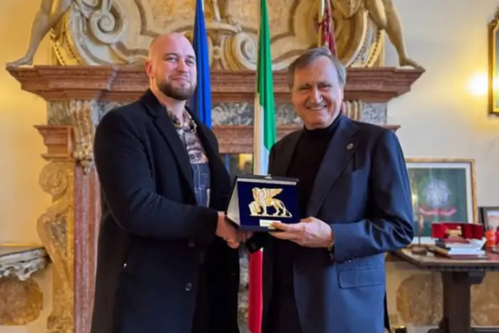 Presentation of the award to a Ukrainian soldier