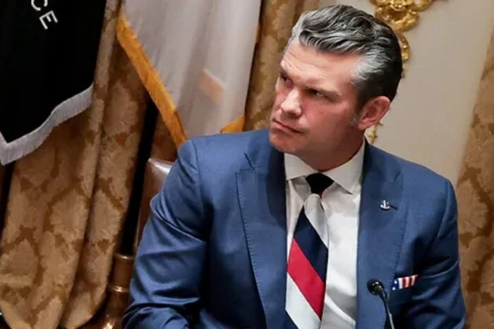 Скандал з краваткою Гегсета: Венс захищає міністра після зіткнень