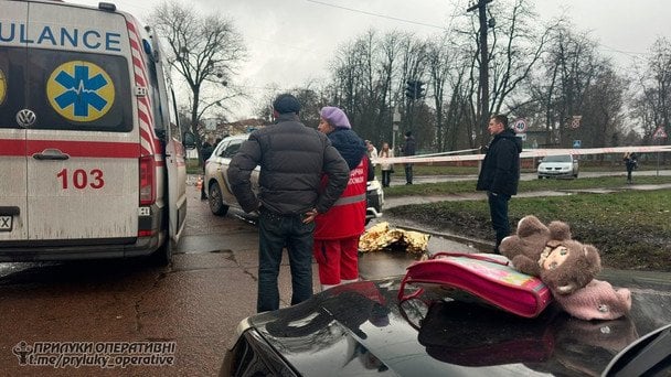Полицейская машина сбила мать с ребенком на переходе: видео смертельного ДТП