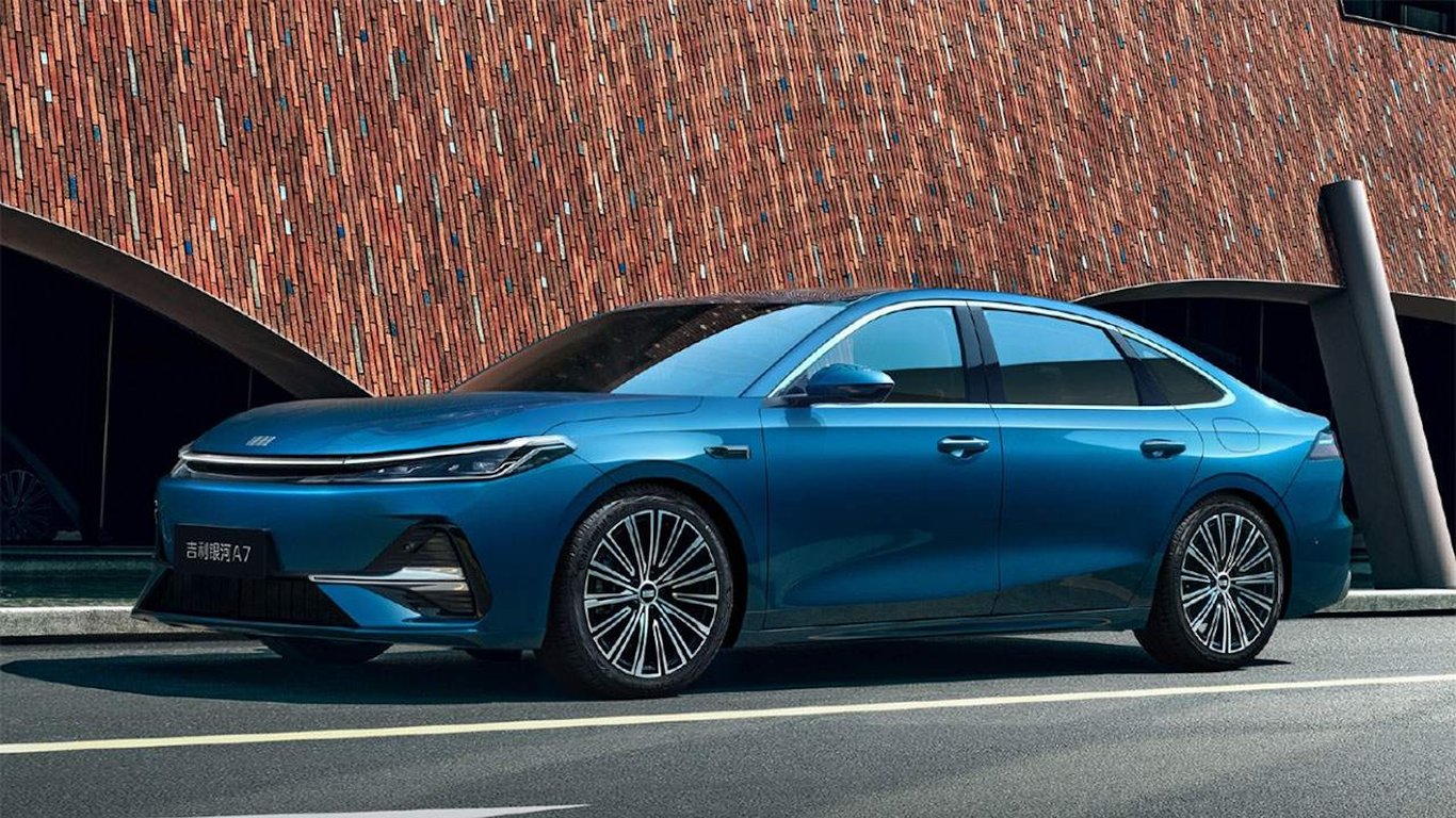 Geely Galaxy A7: 350 KM mocy i 2100 km zasięgu w jednym hybrydowym sedanie