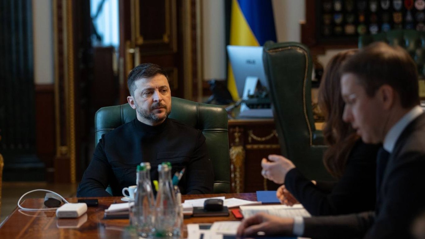 Зеленський на фоні карти Донбасу