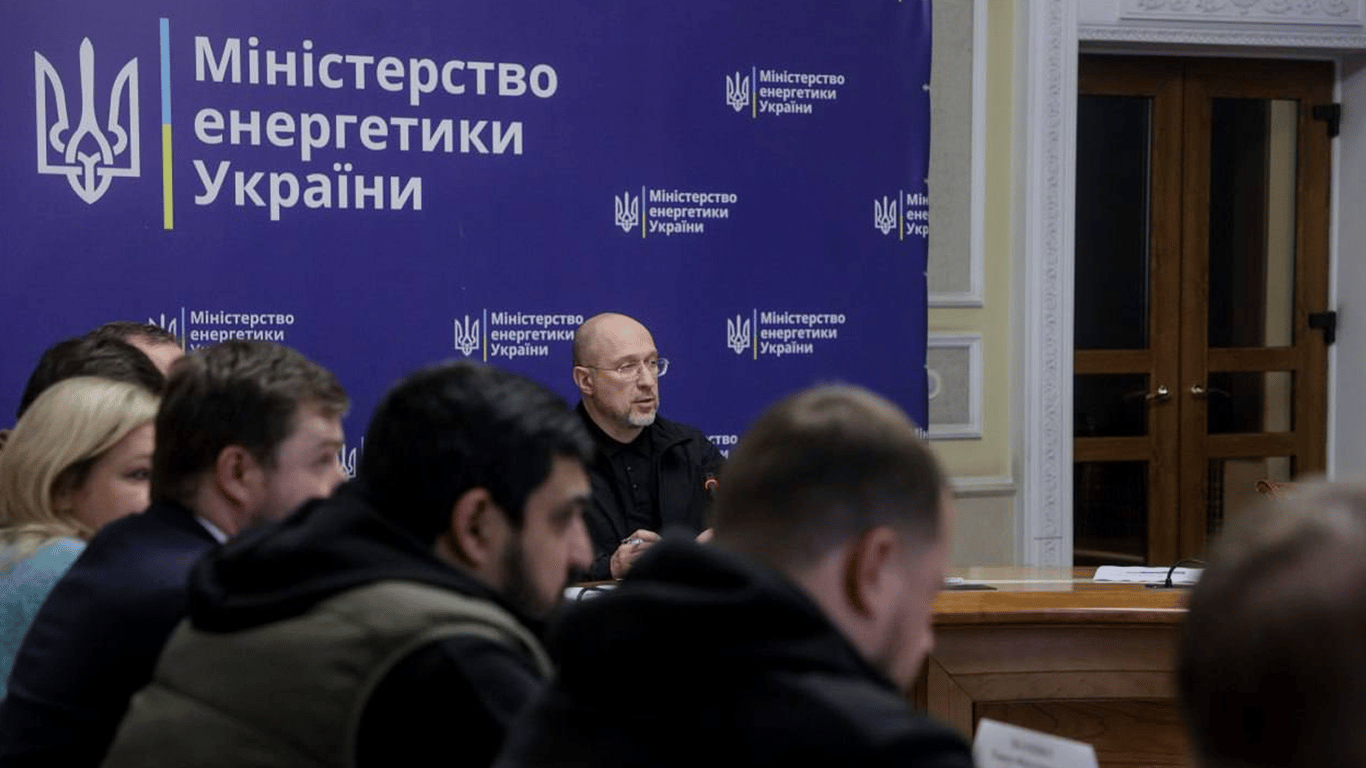 Более 250 аварийных бригад устраняют последствия обстрелов энергосистемы Украины
