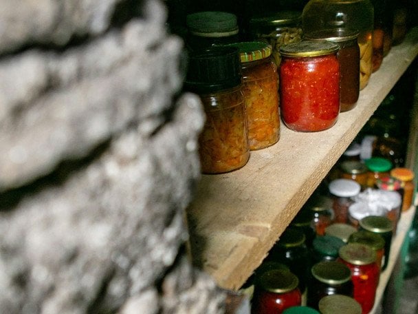 Wapno zamiast wentylacji: jak pozbyć się wilgoci w piwnicy za grosze