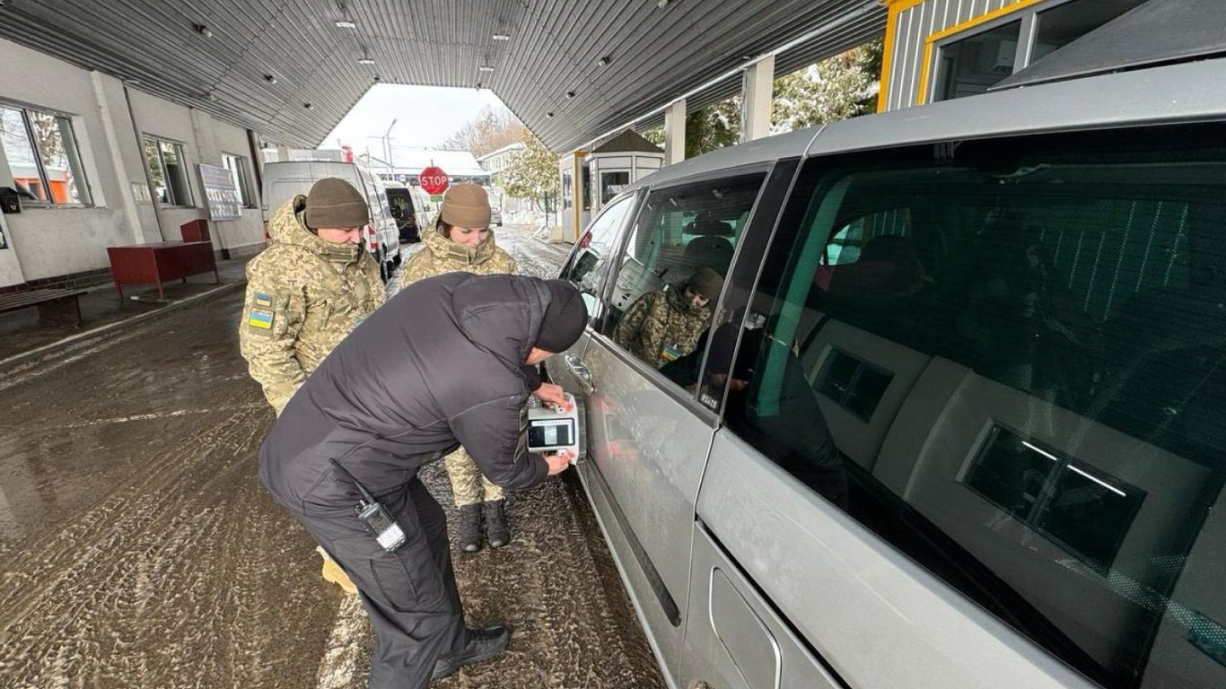 Черга вантажівок на кордоні