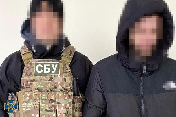 Затриманий агент ФСБ на тлі прапора