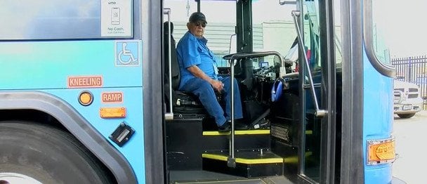 95-letni Amerykanin został najstarszym kierowcą autobusu na świecie: szczegóły rekordu