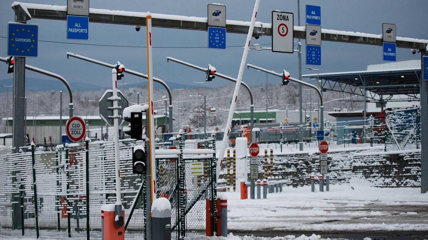 Правовой статус украинцев в Польше в 2026 году: защита от депортации и ключевые правила