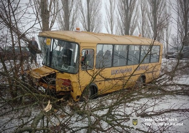 Поврежденный школьный автобус после аварии