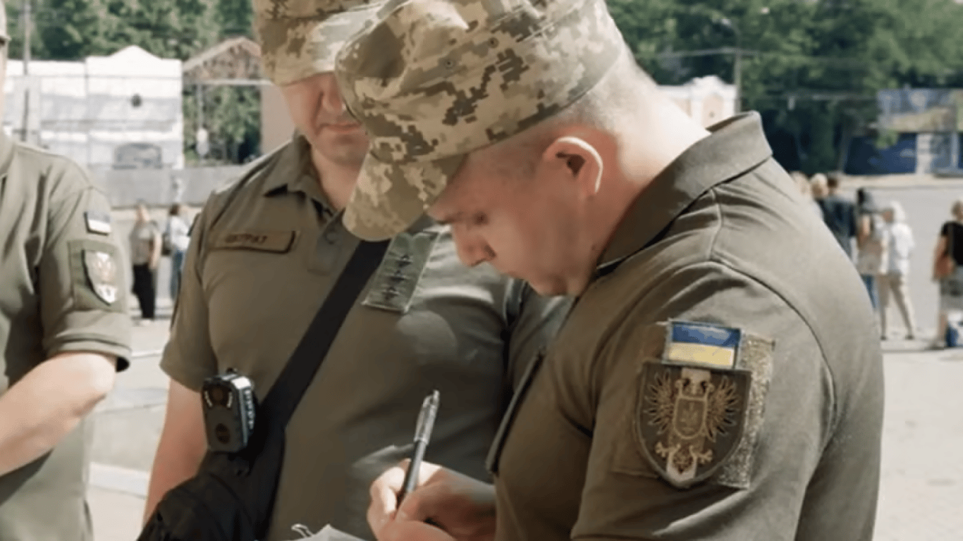 Военкоматам разрешили выписывать штрафы и объявлять в розыск: какие последствия ждут нарушителей