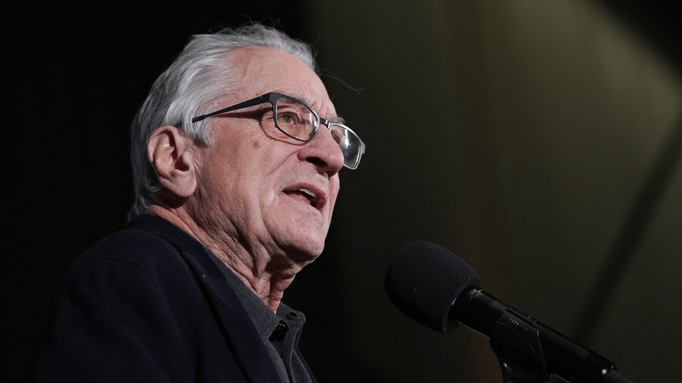 Robert De Niro addresses Ukrainians